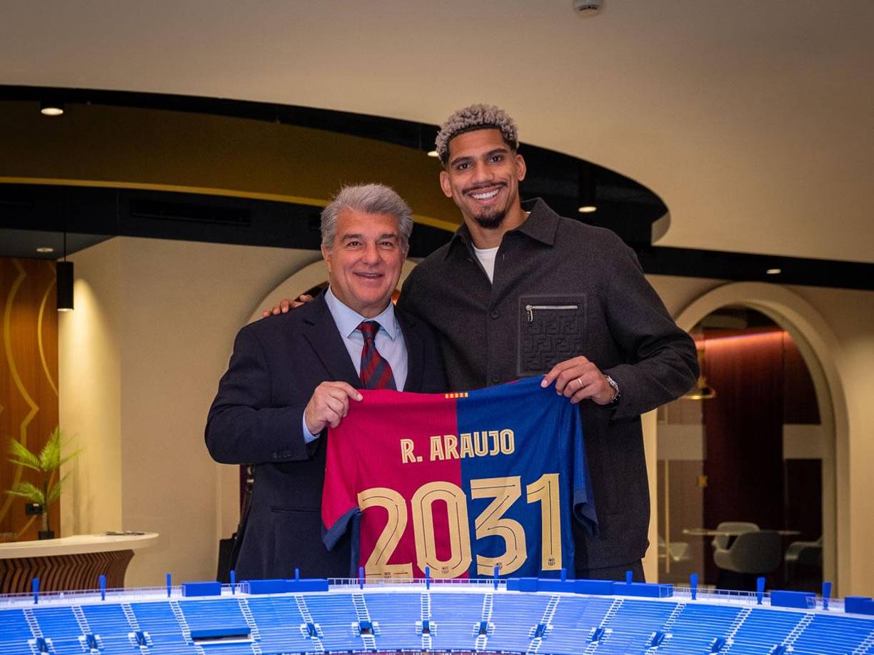 Finalmente, el club catalán ha convencido al internacional uruguayo de 25 años, que prolonga su vinculación con el Barcelona seis años más. Así posó con Joan Laporta, presidente del FC Barcelona.