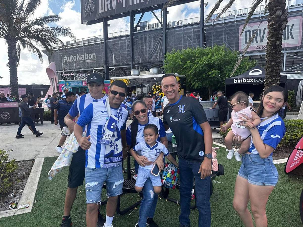 Bellezas, bailes y fiesta catracha: el ambiente en el Honduras-Guatemala en Miami