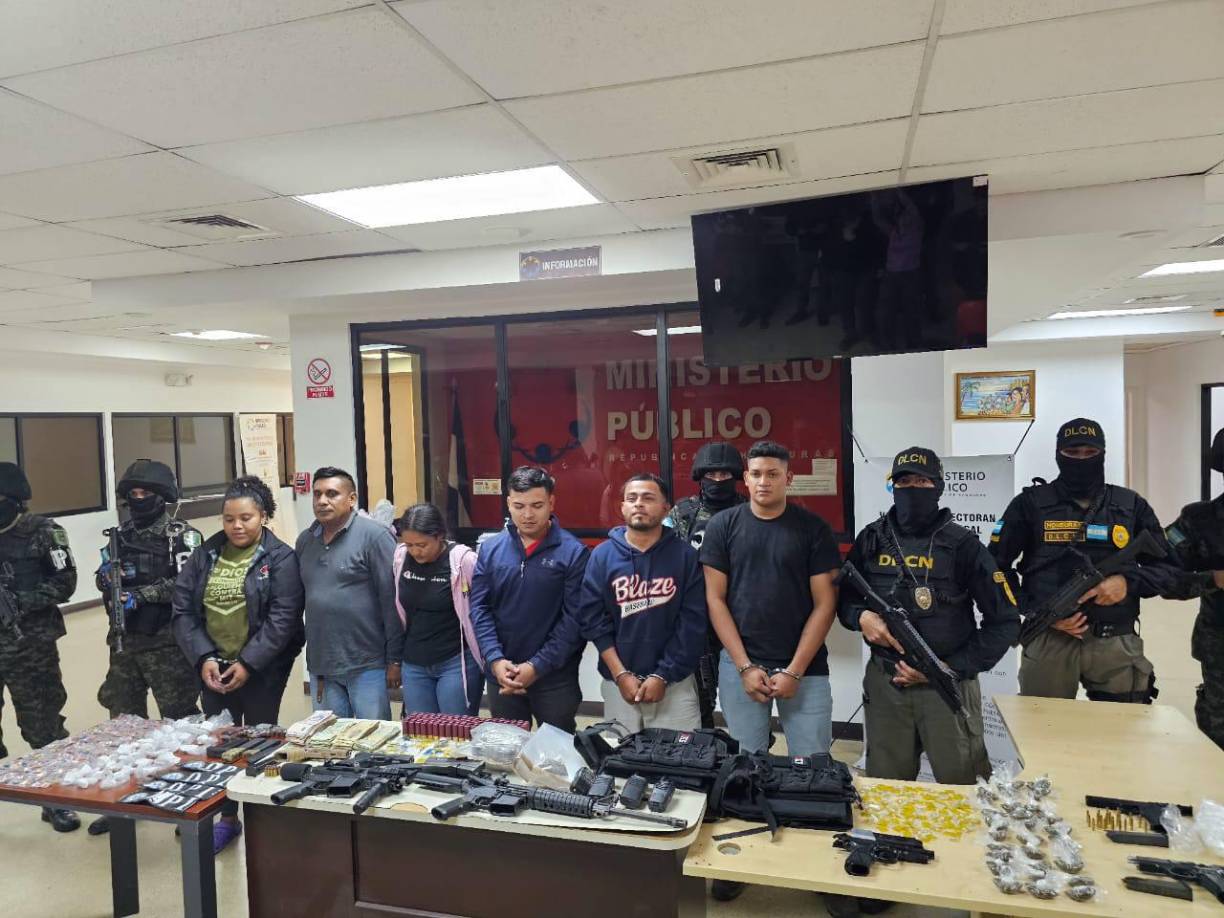 La Fiscalía Especial Contra el Crimen Organizado, en conjunto con la Dirección de Lucha Contra el Narcotráfico, ejecutaron al menos seis allanamientos donde decomisaron armas, droga y la captura de siete personas en el municipio de Morazán, Yoro.