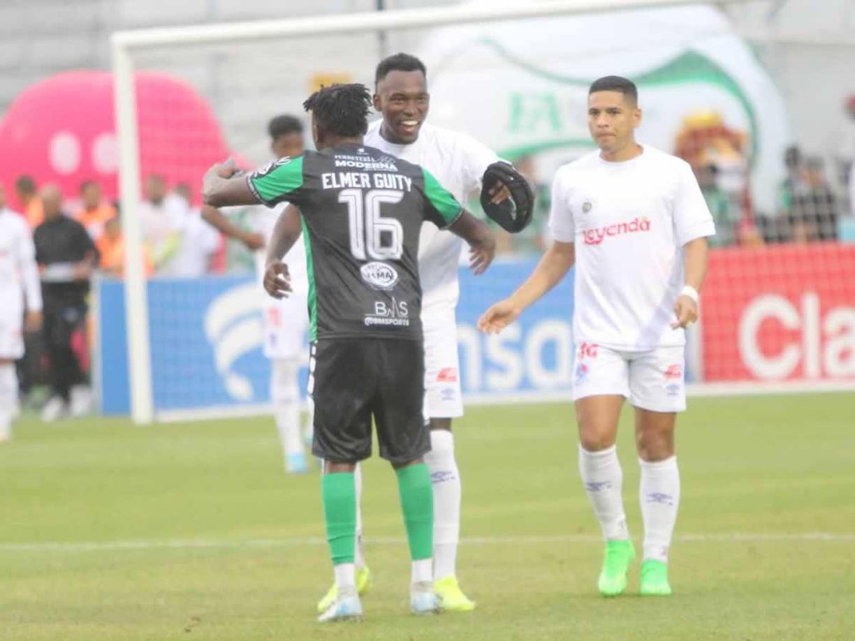 Alberth Elis se volvió a vestir de corto, se sintió futbolista y fue bien recibido hasta por los rivales.