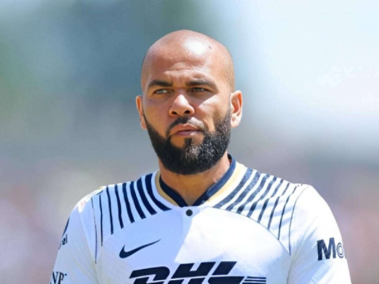 Una vez allí, añade, el futbolista la introdujo en un pequeño aseo y cerró la puerta, sin dejarla salir pese a que ella se lo pidió al encontrarse en ese “cubículo”, y “empezó a manosearla con ánimo lascivo y una clara intención de satisfacer sus deseos sexuales”.