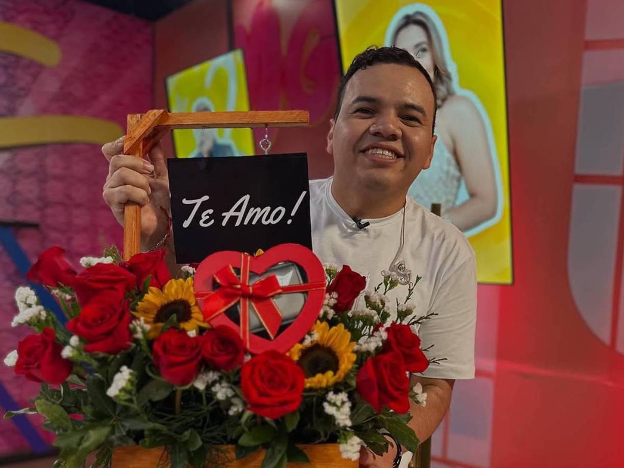 Presentador hondureño ha causado revuelo al confesar que un futbolista le envió un ramo de flores.