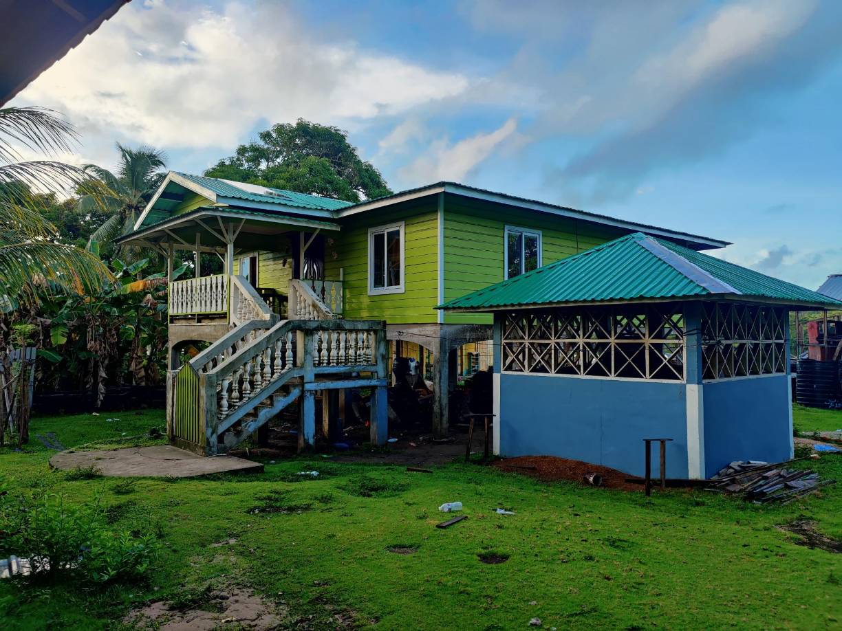 Luego escondía la mercancía en sitios seguros en La Mosquitia y finalmente la movilizaban de forma gradual hacia Atlántida y Cortés, siempre por la vía marítima, hasta concluir por la ruta terrestre hacia la zona occidental del país frontera con Guatemala.