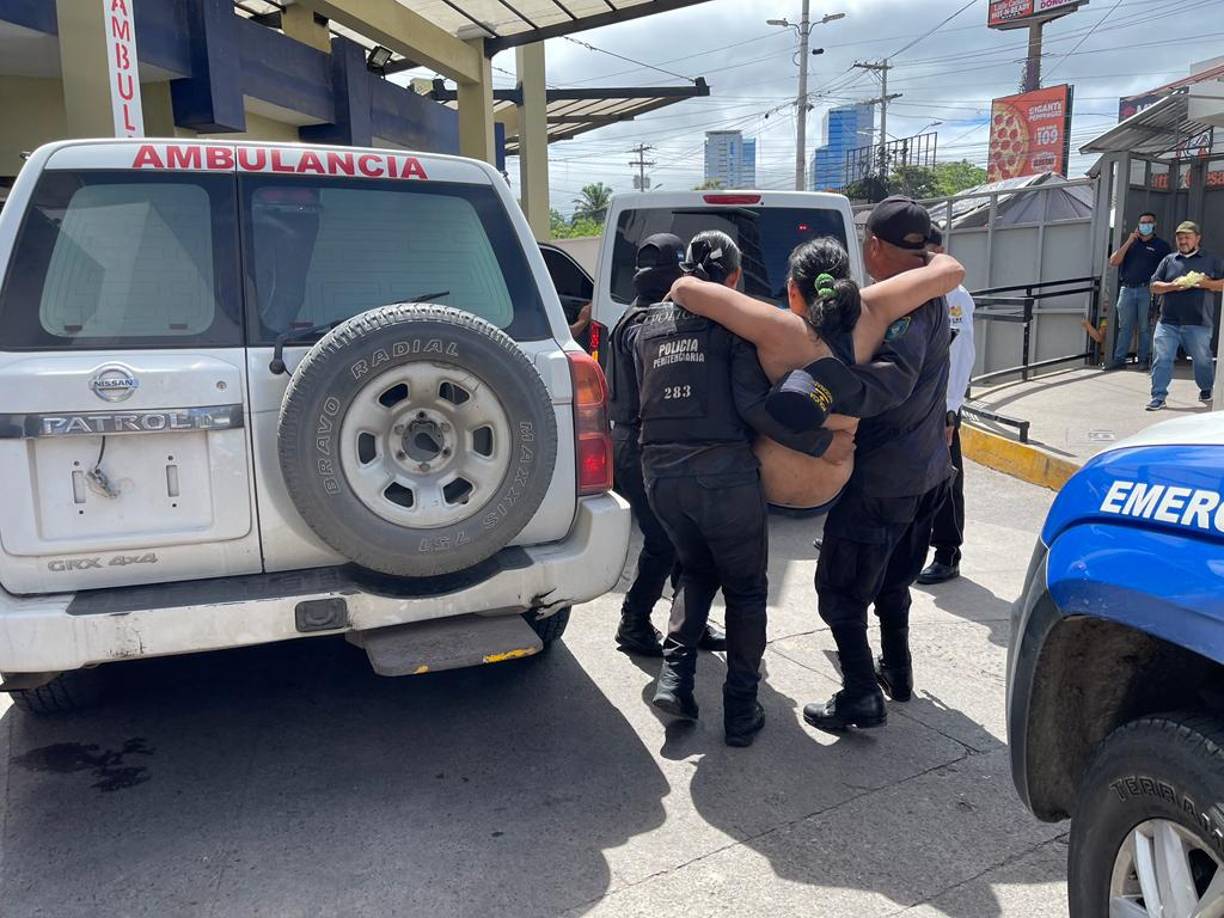 En un patrulla policial se trasladaron las privadas de libertad, visiblemente aquejadas por dolor, entraron una a una al máximo centro asistencial del país.