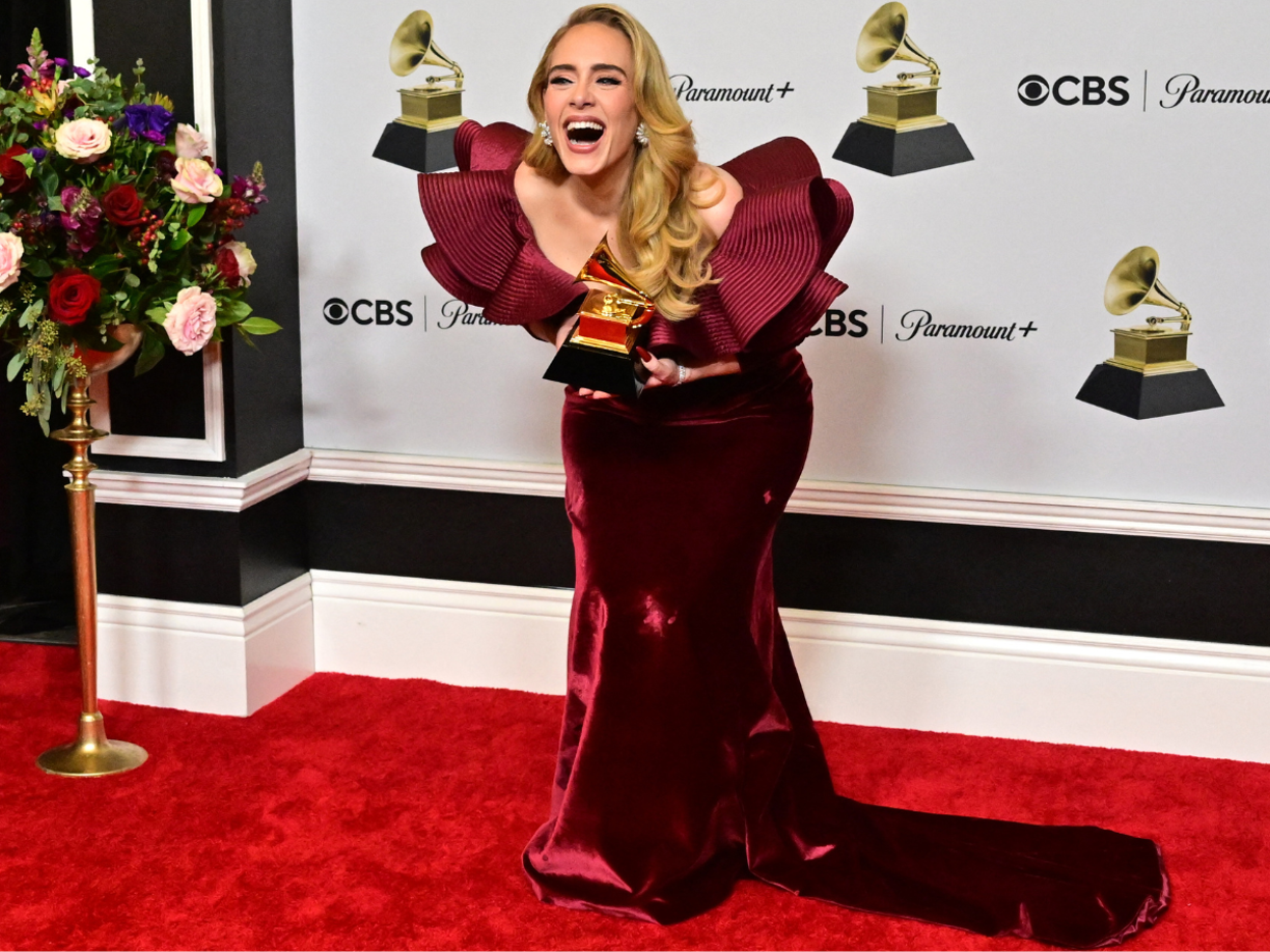 Adele fue una de las protagonistas del evento, muy distinguida y con amplio volado en escote pronunciado con un vestido en color borgoña.