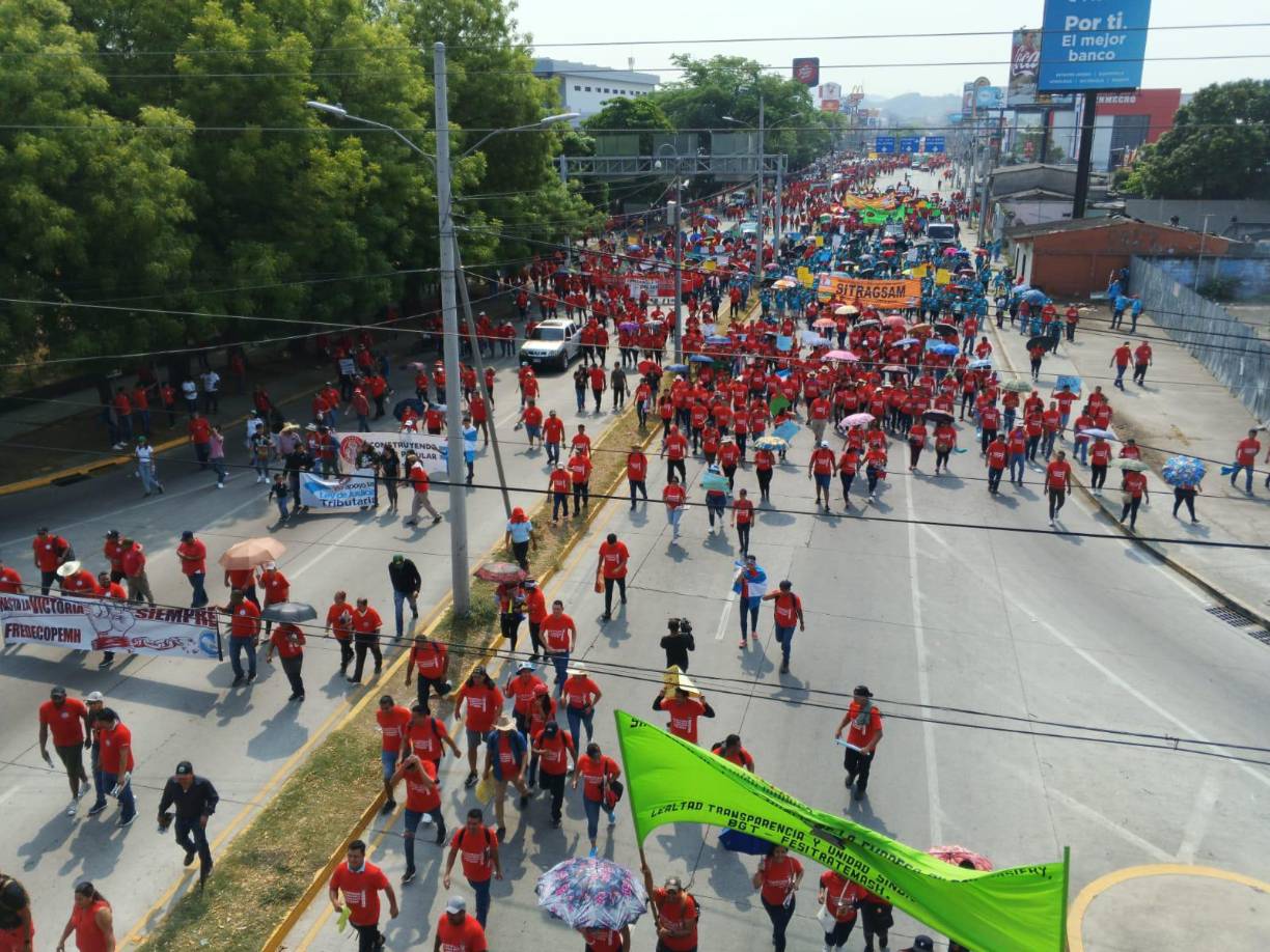 En La Ceiba los trabajadores exigieron mejores condiciones de vida, abastecer los hospitales públicos y proyectos sociales.