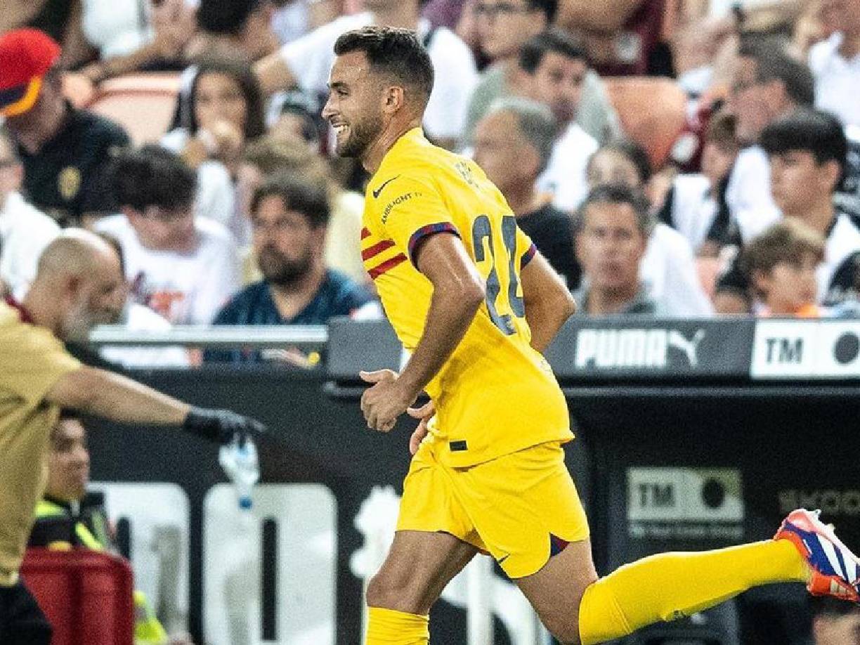 Eric García podría salir del FC Barcelona, ya que el Girona lo quiere de regreso, luego de su gran actuación la pasada temporada. Su traspaso podría rondar los 15 millones de euros.