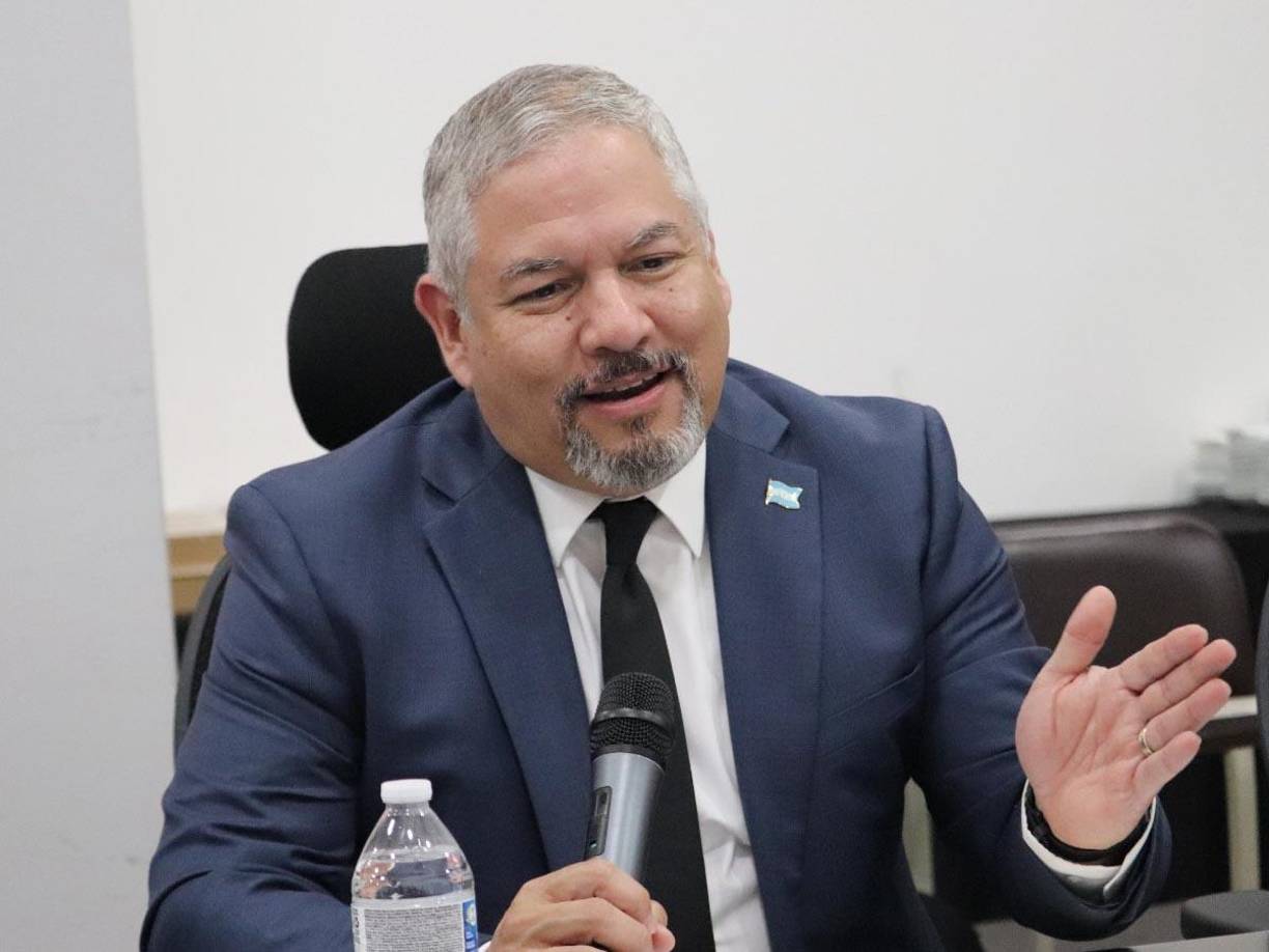 Reina también sugirió que Cálix ha sido abandonado por sus apoyos políticos debido a su baja popularidad en las encuestas.