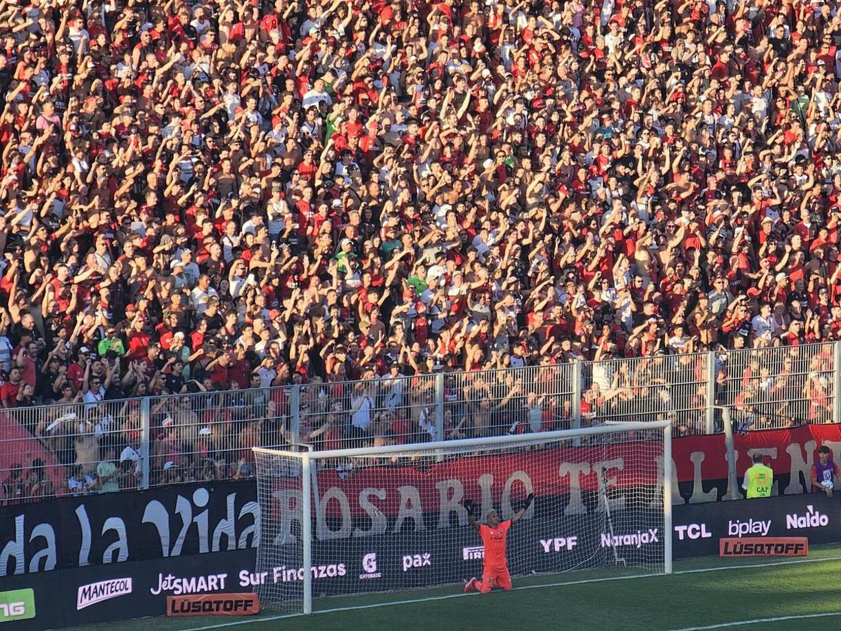 La espectacular foto de Keylor Navas en su debut con Newell’s, con la afición la Lepra de fondo.