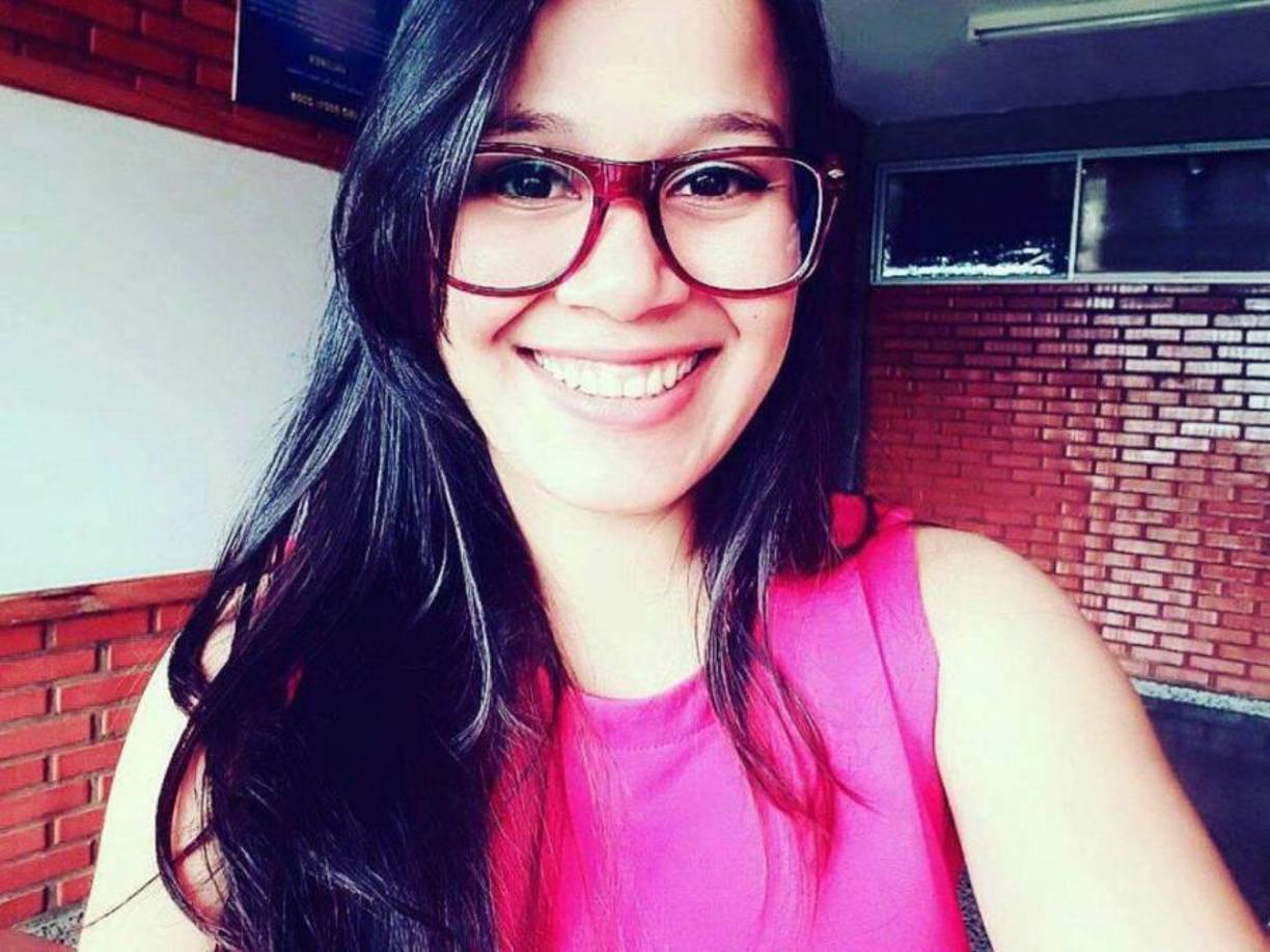 Se conoció que la pareja no disfrutará de inmediato de la tradicional luna de miel, pues el ministro se encuentra a cargo de operativos especiales para hacerle frente a la criminalidad en el país.