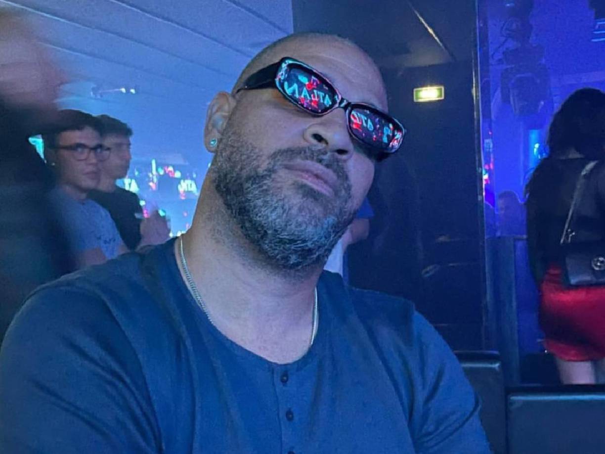 “Dijeron que desaparecí. ‘Adriano corrió por los millones’, ‘Adriano está en las drogas’, ‘Adriano desapareció en la favela’. ¿Saben cuántas veces leí esos títulos? Acá estoy, sonriendo enfrente de ustedes”, comenzaba contando a The Players’ Tribune.