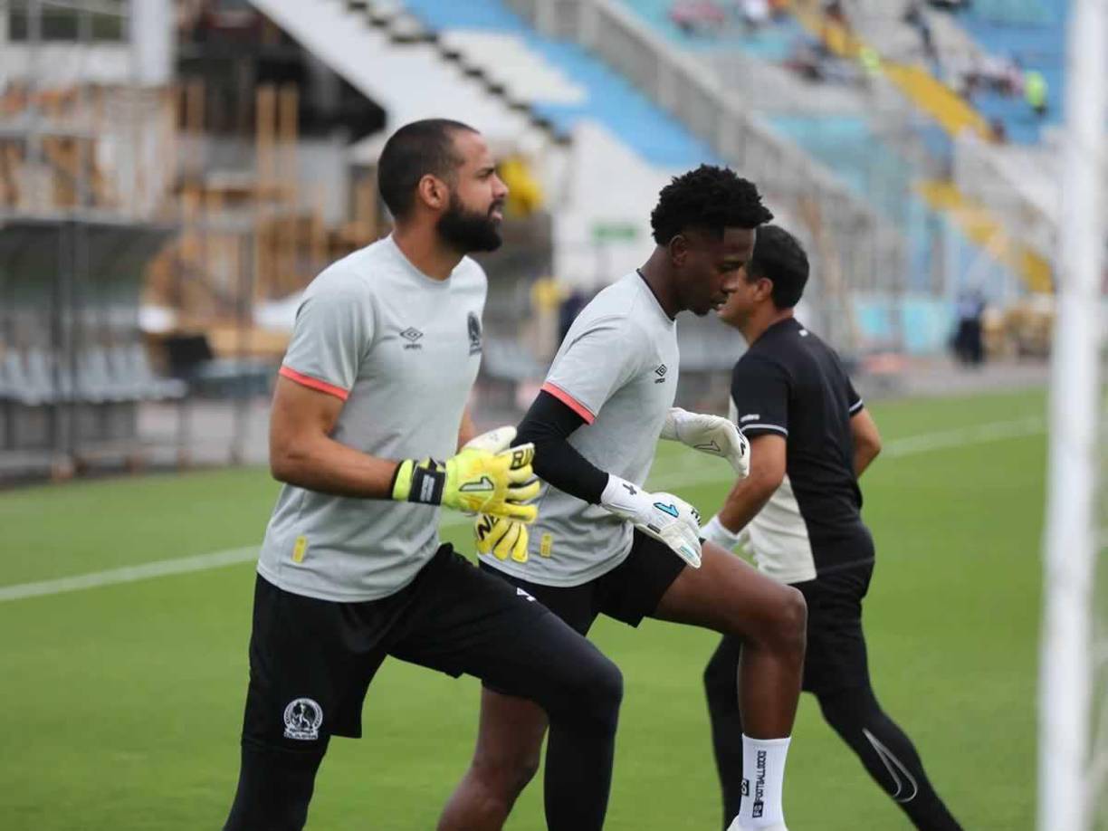 Edrick Menjívar había sido anunciado como suplente y Alex Güity de titular, pero el joven portero se lesionó en el calentamiento y entró de inicio del guardameta habitual.