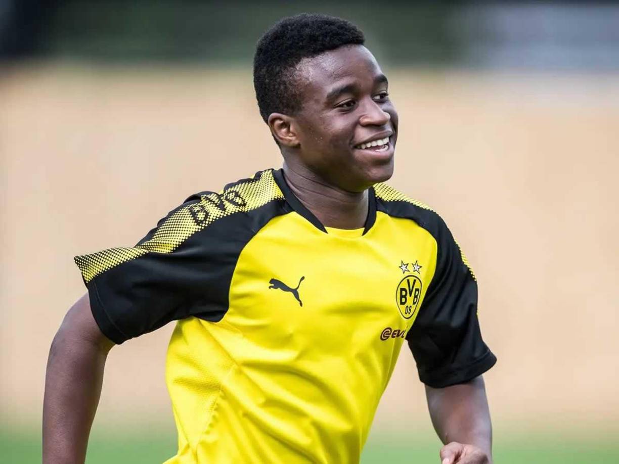 Según informó el sitio oficial de la Bundesliga, Moukoko anotó 127 goles y dio 26 asistencias en los 84 partidos que jugó en todas las competiciones con los equipos juveniles del Dortmund.