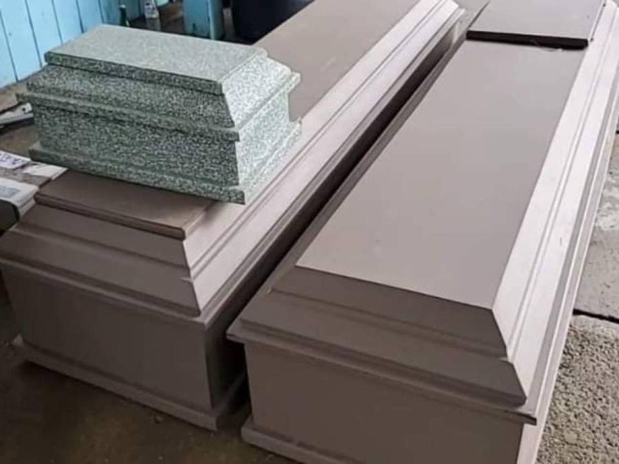 El capitán del Cuerpo de Bomberos de Honduras, Wilmer Guerrero, dijo a periodistas que el derrumbe ocurrió esta madrugada en el departamento de Islas de la Bahía, en el Caribe hondureño, donde las autoridades mantienen una alerta roja (de emergencia), y que soterró por completó la vivienda donde residían las víctimas.