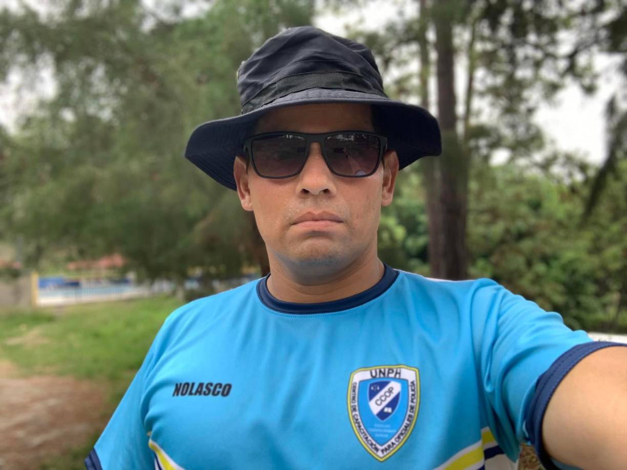 Según se informó, el grupo de civiles había llegado al lugar a petición de la familia del difunto para brindar seguridad. La confrontación inició cuando una patrulla policial, al realizar un recorrido por la zona, notó la presencia de armas visibles y solicitó los permisos correspondientes. La negativa de los civiles desató el conflicto.