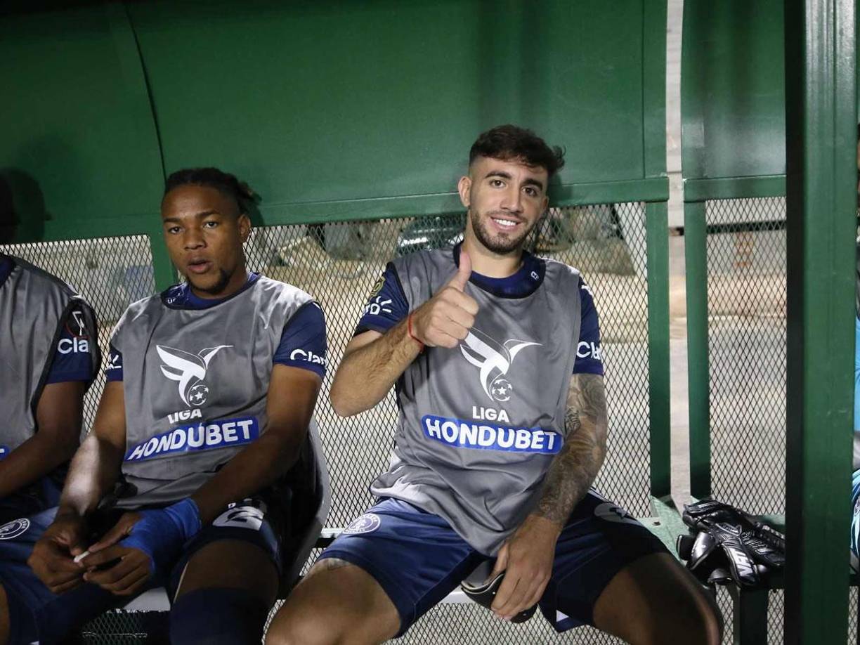 El delantero argentino saludando al lente de Diario La Prensa en el banco de suplentes. Auzmendi dijo adiós al fútbol hondureño.