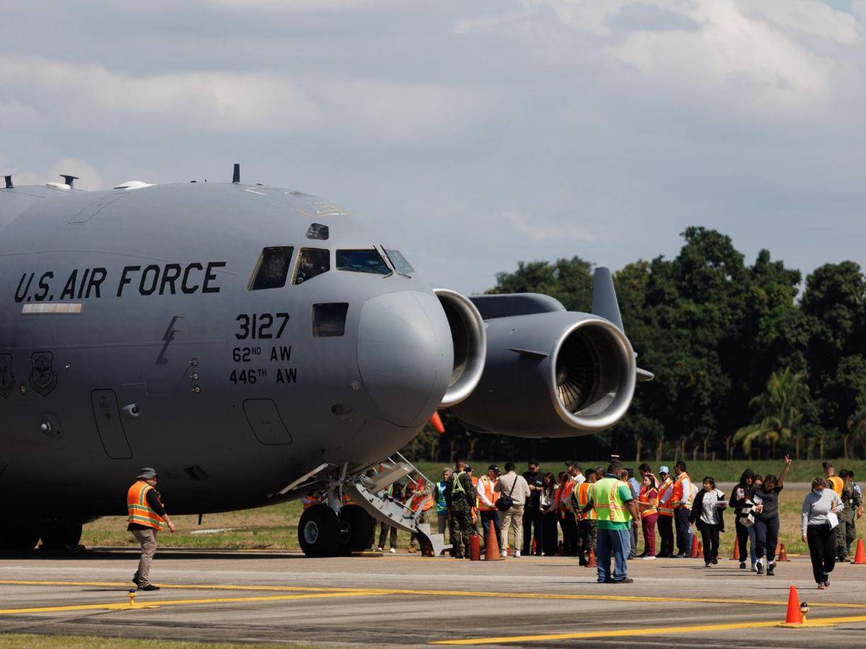 En un operativo coordinado con las autoridades estadounidenses, este viernes arribaron al aeropuerto Ramón Villeda Morales los primeros hondureños deportados oficialmente por el gobierno de Donald Trump.