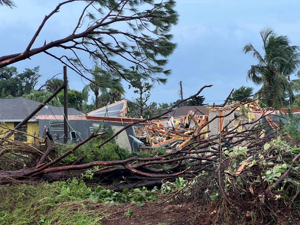 “Hay tantos árboles y cables eléctricos caídos que literalmente tenemos que abrirnos paso en estos vecindarios para poder evaluar qué tan dañados están”, apuntó a CNN esta mañana.
