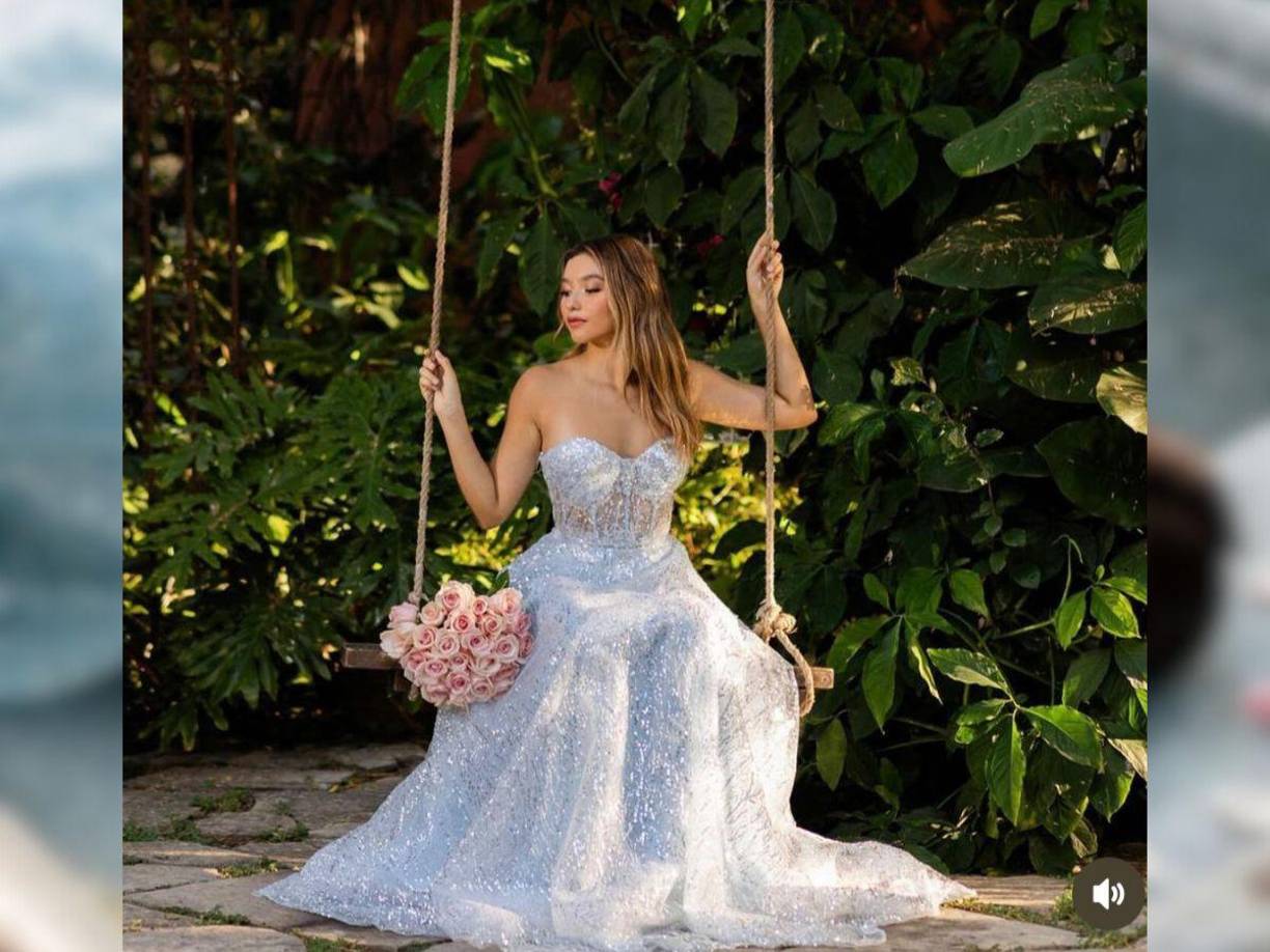 “Se escapó una princesa de Disney. Y también se me escaparon unas mil lágrimas de felicidad. Hasta Aquí Dios ha sido bueno. ¡Te amamos tanto SARA! Felices XV princesa de Dios”, es parte de lo que escribió Karla Panini en el desplegado de fotografías.