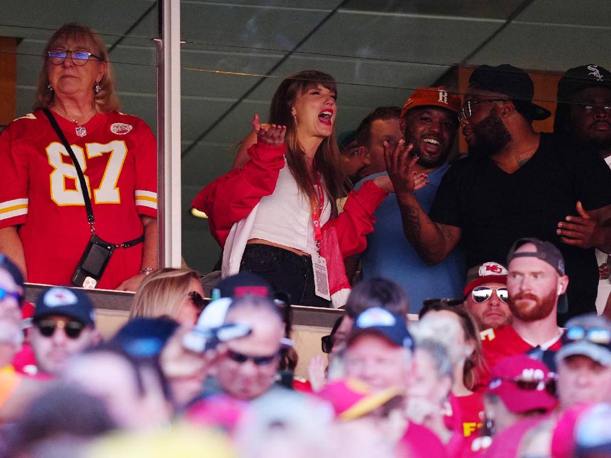 Swift acudió al estadio llevando una camiseta roja de los Chiefs y vio el partido, ganado por 41-10 por los locales contra los Bears con una brillante actuación de Kelce, junto a la madre del jugador, Donna Kelce.