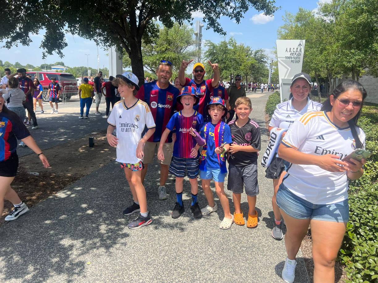Ni las temperaturas sofocantes que rozaron los 40 grados en Dallas pudieron este sábado con la pasión de los fans que acudieron al AT&amp;T Stadium para presenciar el clásico de pretemporada entre el Barcelona y el Real Madrid.
