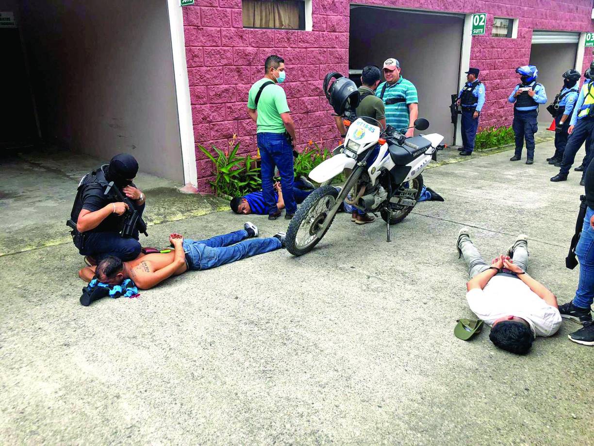 Ayer, martes, en una rápida acción, agentes de la Unidad Nacional Antisecuestros (Unas) rescataron ayer a la hija de un empresario que cinco horas antes había sido secuestrada. El rescate de la víctima (de 29 años) fue en un motel ubicado en la colonia Universidad, donde también apresaron a cuatro de sus captores.