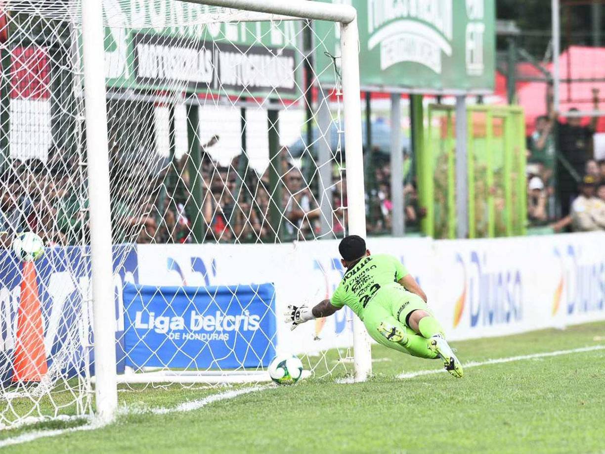 El portero panameño César Samudio se estiró, pero no pudo llegarle a la pelota. Era el 2-0 del Motagua en el tramo final de la primera parte.