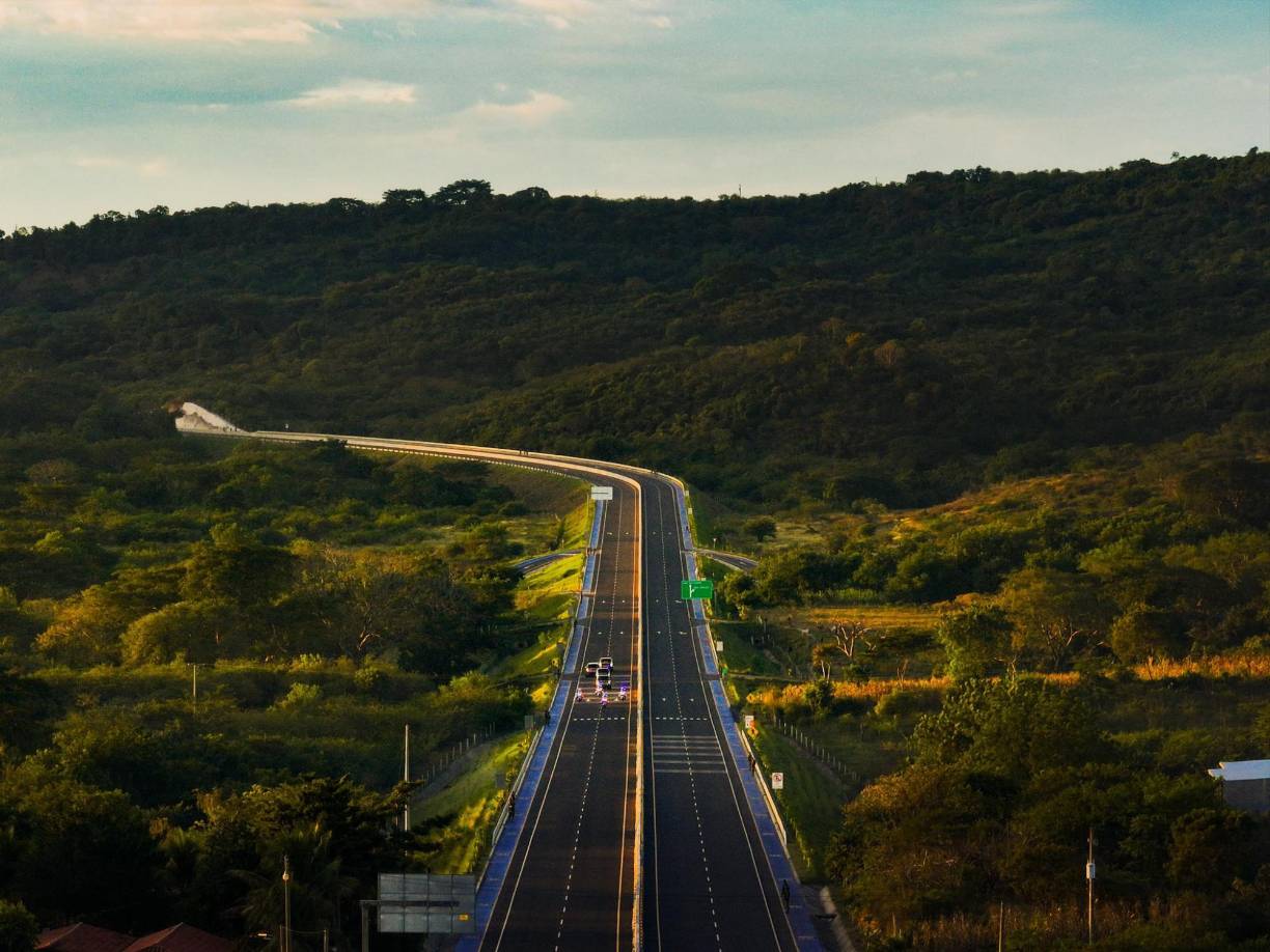“Sin ánimo de presumir, pero... mira la hermosa vista que tengo”, expresó Bukele en un video publicado en sus redes sociales, donde mostró la nueva carretera ubicada en la región oriental de El Salvador. 