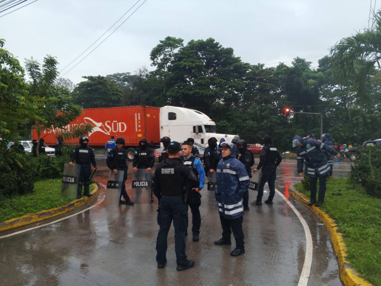 Más de 30 agentes de la Policía antidisturbios y preventivos resguardaron el bulevar ante la amenaza de toma. 