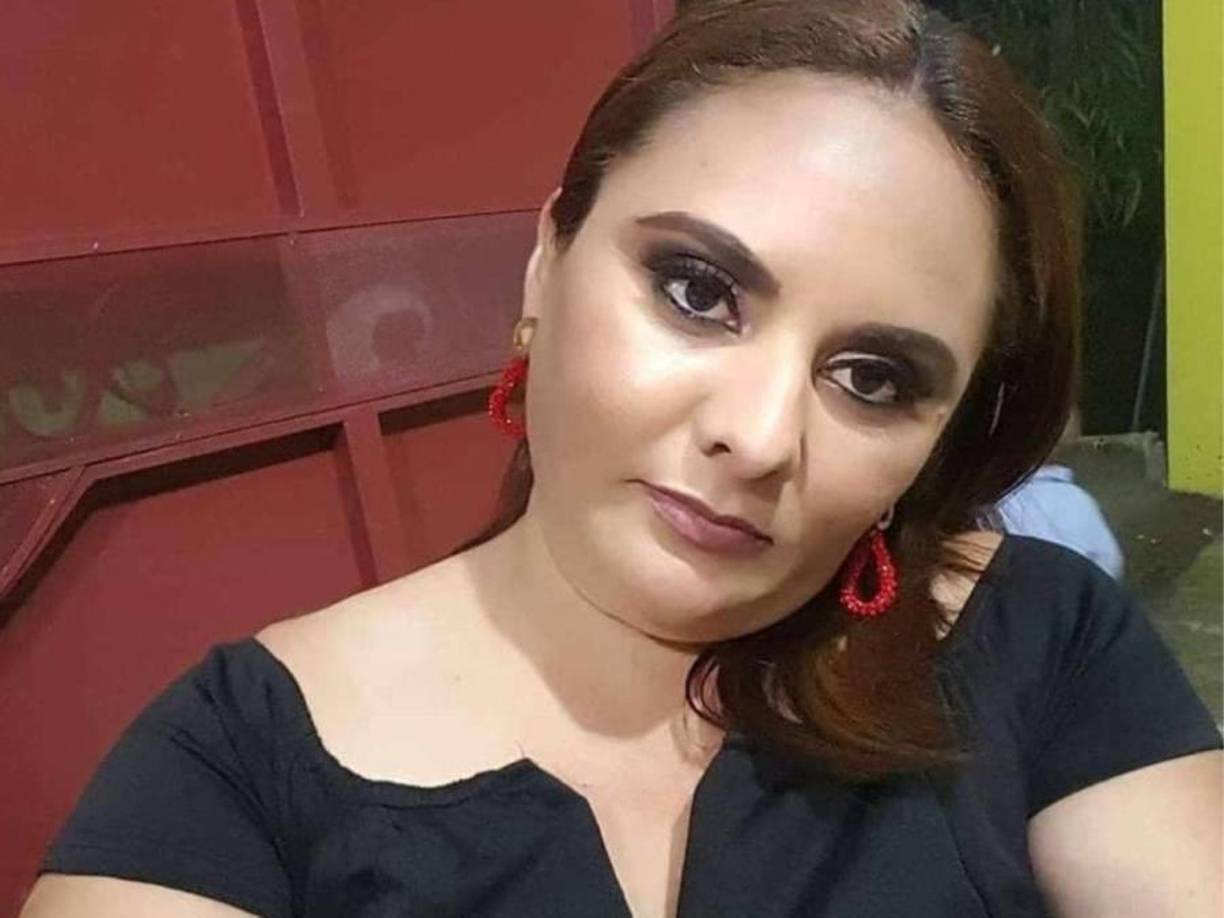 Según información preliminar, Odin Valdes le disparó a su expareja en al menos cinco ocasiones mientras ella iba a bordo de una motocicleta. Luego, se dirigió a casa de su madre, en la colonia Morazán de Sonaguera, y se disparó en la cabeza, muriendo al instante.