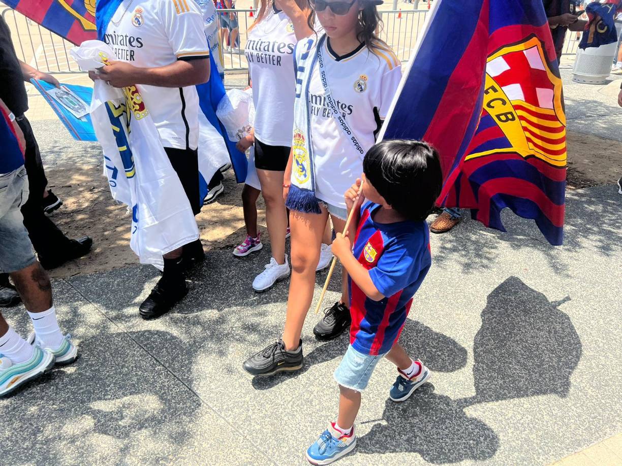 Y hasta los más pequeños llegaron equipados con la camiseta de su equipo favorito. 