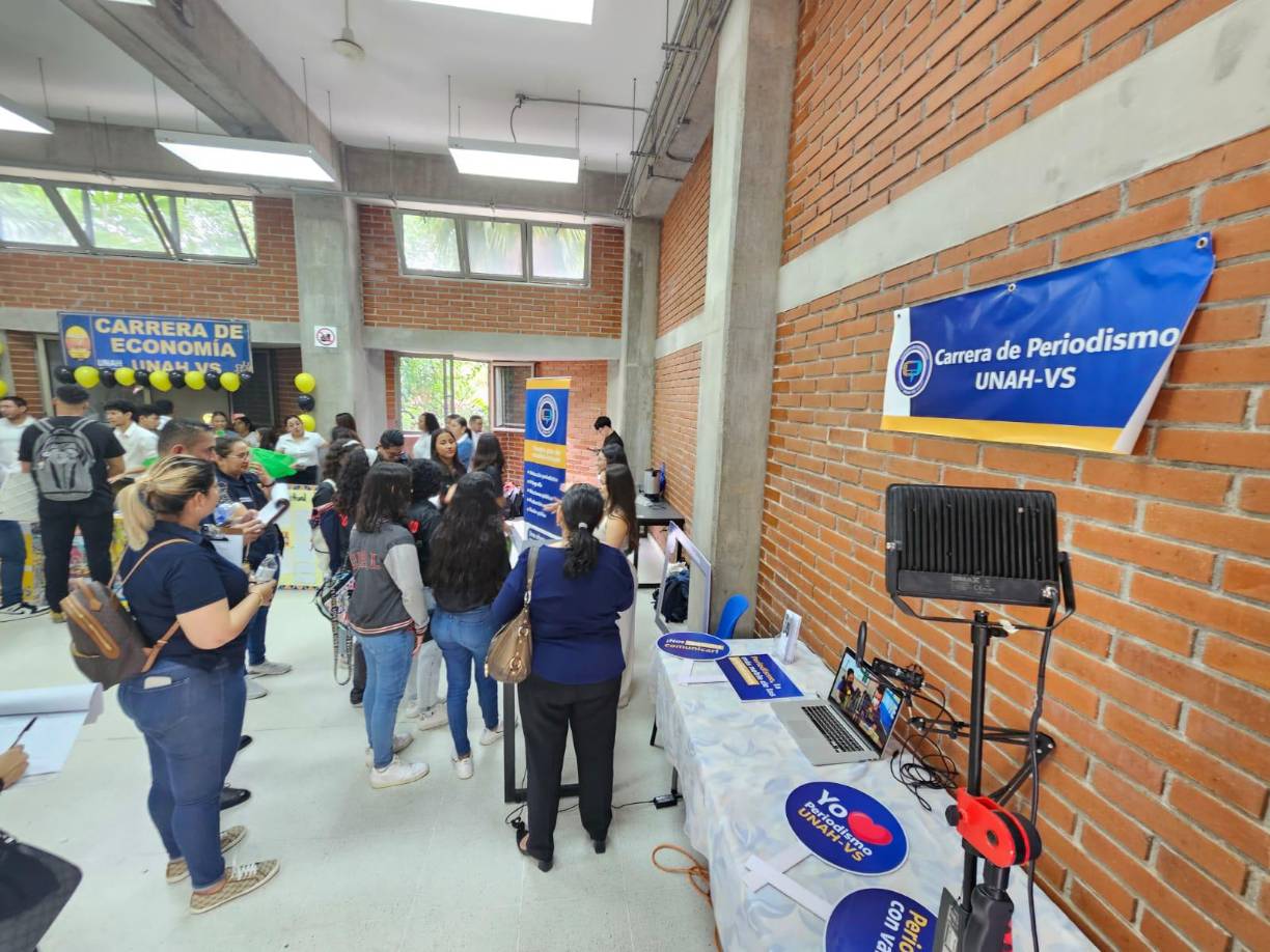 Los estudiantes de Periodismo demostraron en esta feria vocacional el dinamismo, habilidades y destrezas del mundo periodístico adquirido dentro de las aulas de la carrera.