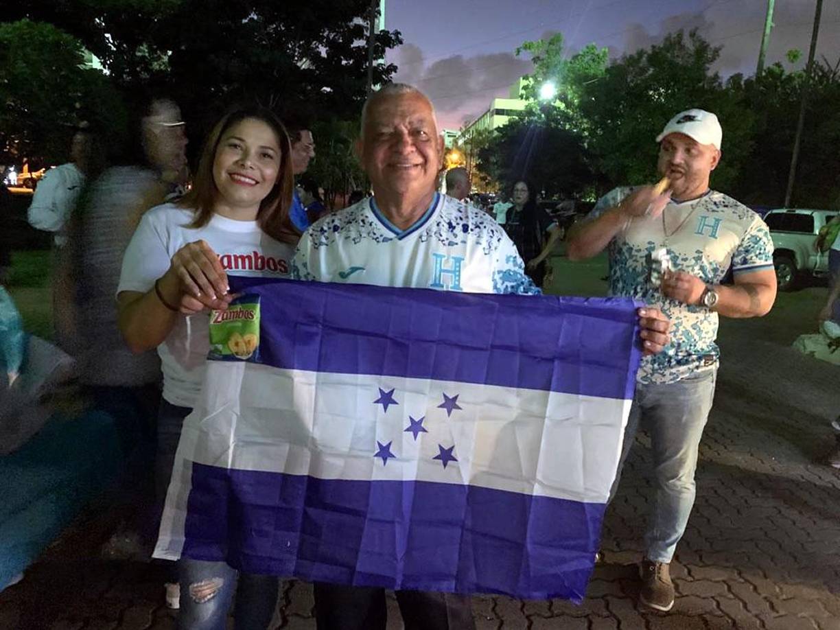 Garra catracha presente: fotos del ambiente Cuba-Honduras en estadio dominicano