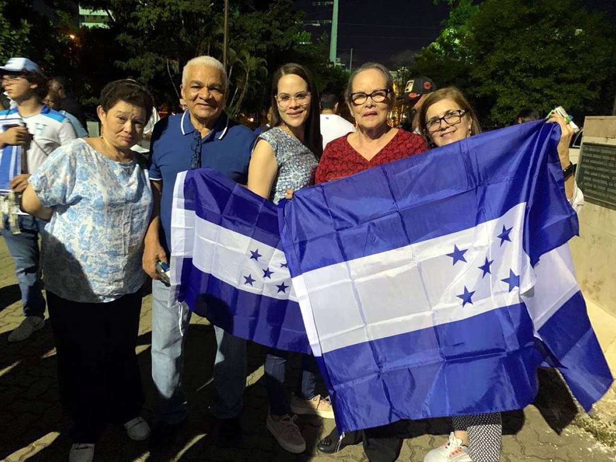 Garra catracha presente: fotos del ambiente Cuba-Honduras en estadio dominicano