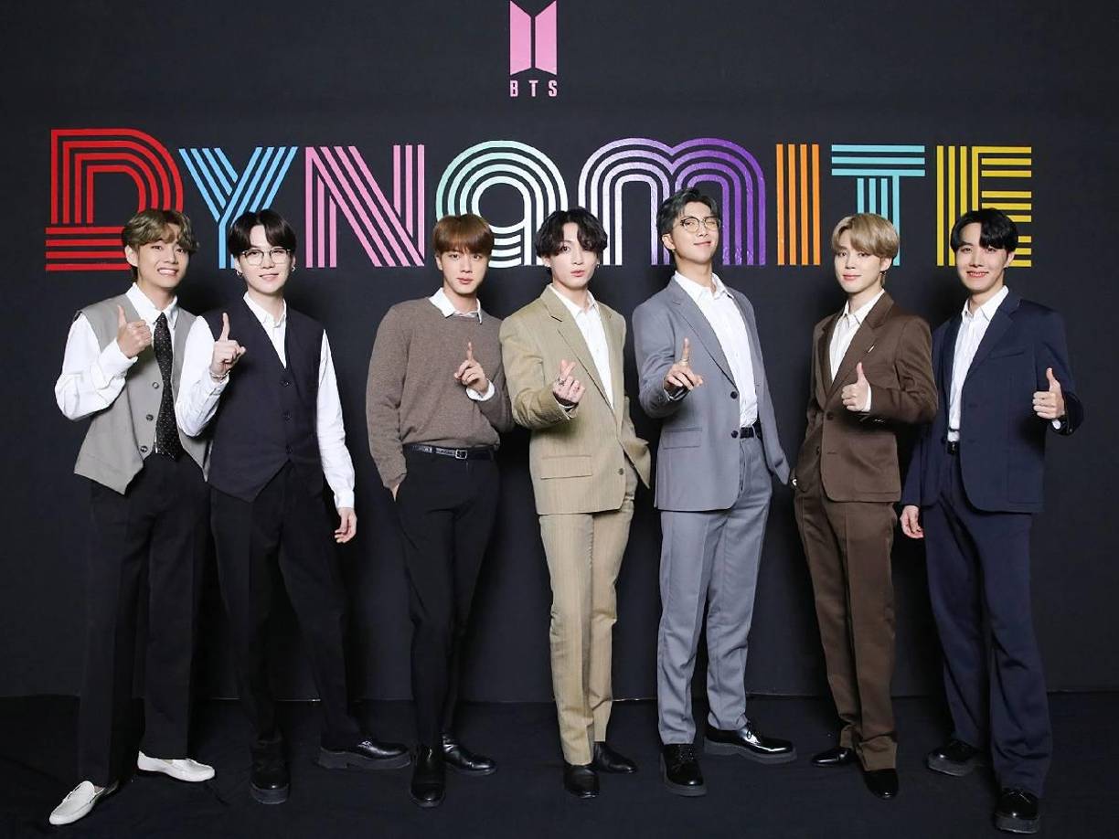 ‘<b>Dynamite</b>’ es la primera canción en inglés de BTS, ha superado los 1.600 millones de visualizaciones en YouTube. Este tema convirtió a los chicos de la banda surcoreanos en el primer artista de K-pop en debutar en el primer lugar del listado “Hot 100” de Billboard, en 2020.