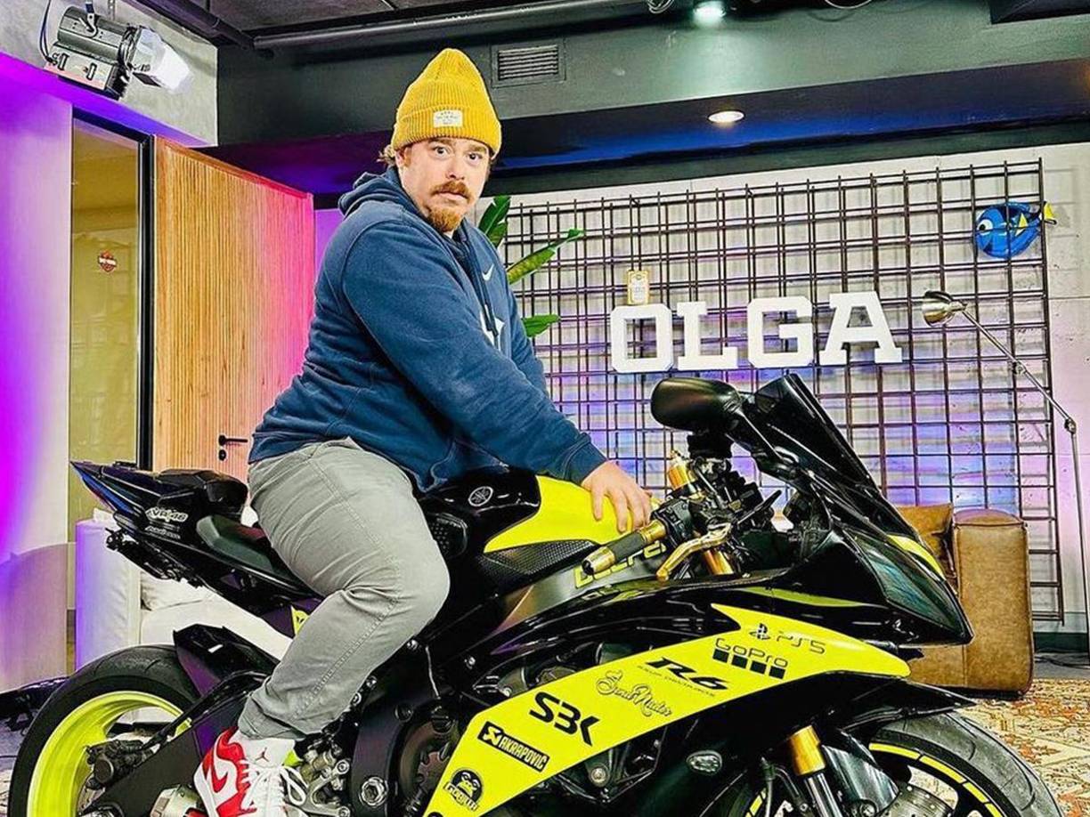 En junio del presente año, Granados lanzó su propio canal de streaming Olga y es el encargado de conducir el programa “Soñé que volaba” junto a Sofía Morandi. Transmiten en vivo para todo el mundo a través de YouTube y Twitch. Junto con esto, el comediante realiza actualmente el programa ESPN Playroom en Star+.