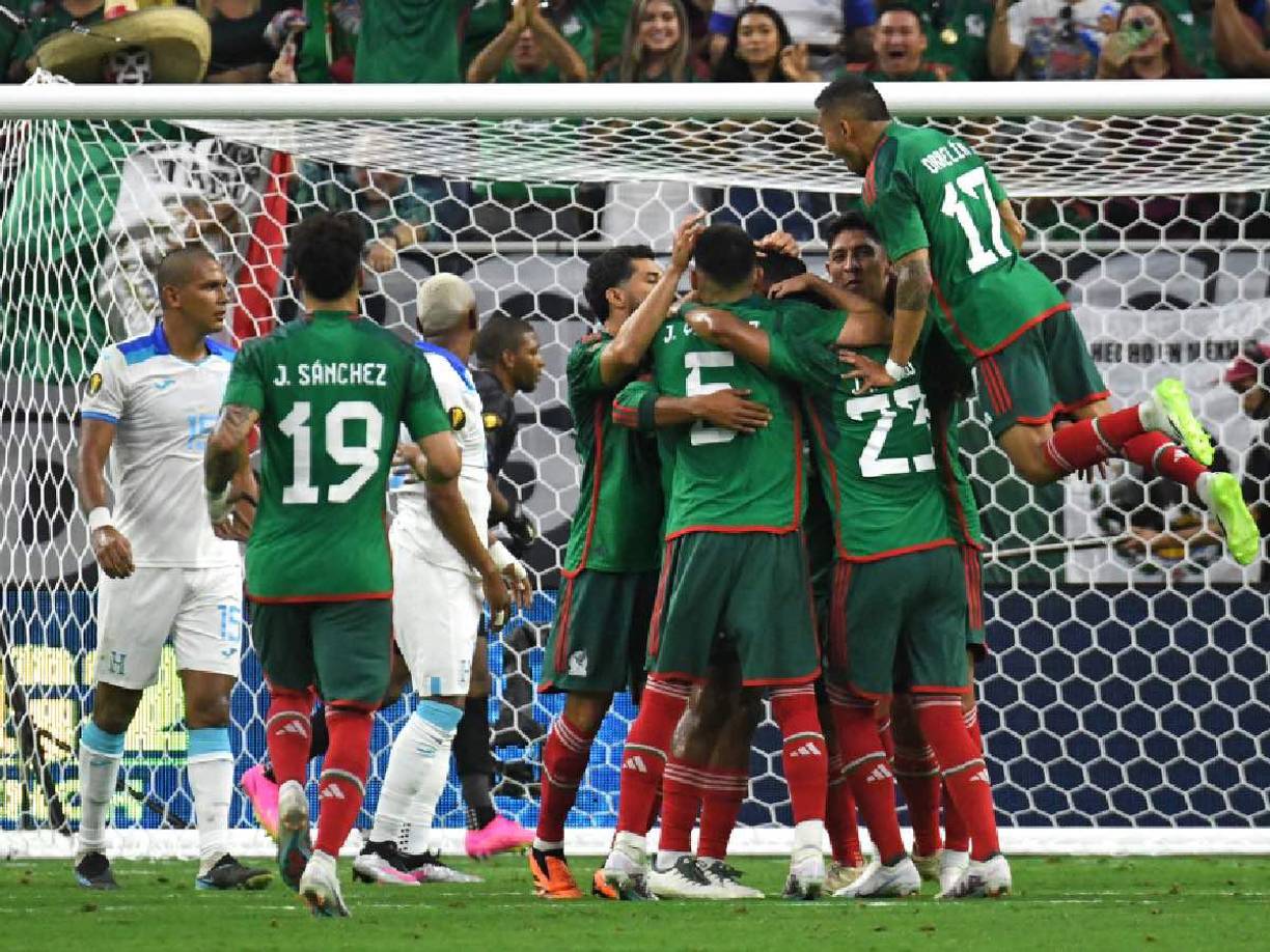 El apodo de “El Tri” había sido adoptado por la selección mexicana por los colores de la bandera blanco, verde y rojo. El símbolo patrio lleva esos colores desde que se logró la Independencia de México en 1821, con una elección con un significado concreto: el blanco, la religión católica; el verde, la independencia de México ante España; y el rojo, la igualdad y la unión de los mexicanos con los españoles y las castas.