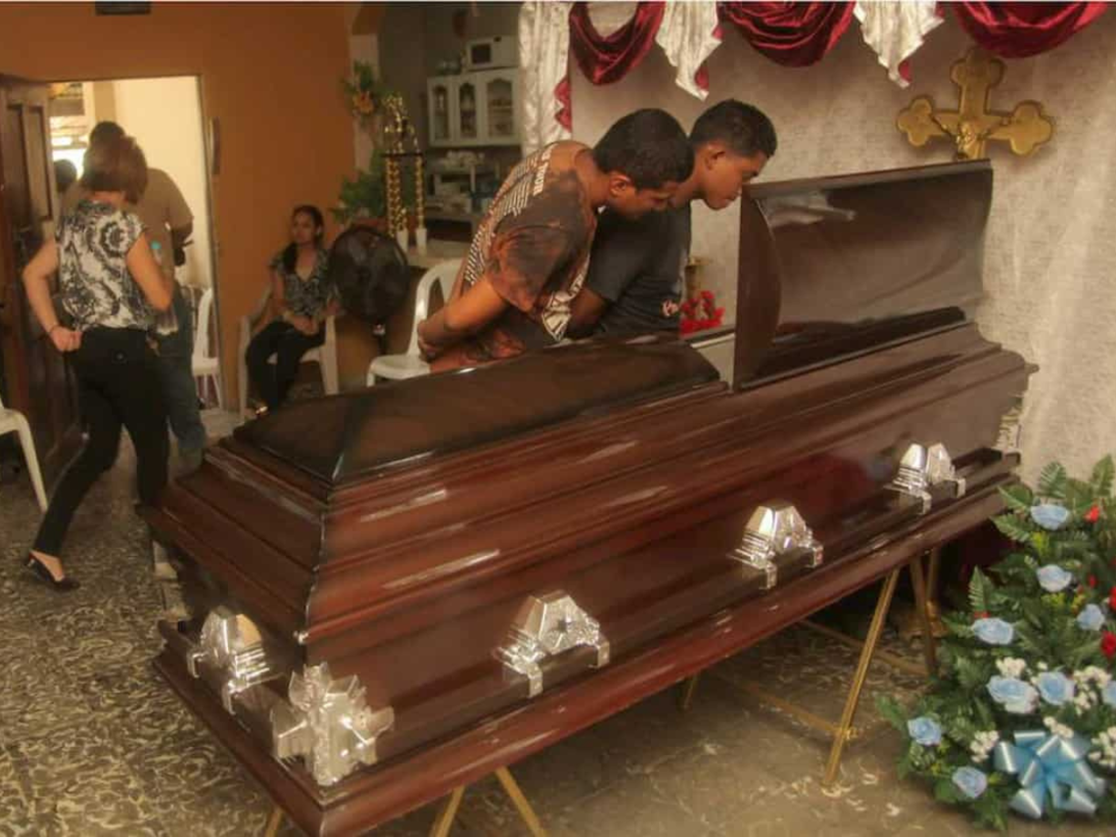 Para una familia de escasos recursos, enterrar a su ser querido cuesta de 12,000 a 16,000 lempiras en total.