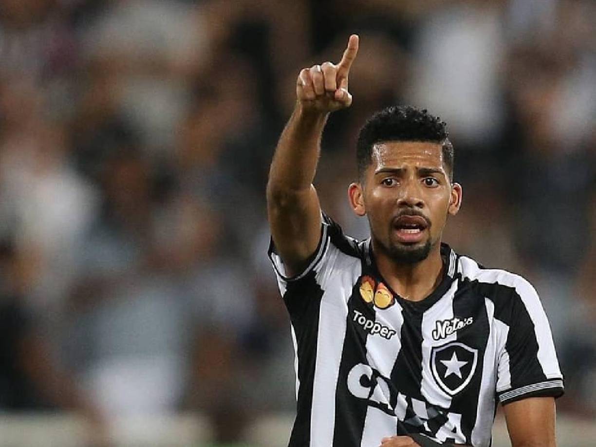 Ante este panorama, al bueno de Abidal no le quedaba otra que observar a Matheus ejercitándose. Se presentó a la Academia del ‘Verdao’ y allí clavó su mirada en el prometedor pivote de 21 años y buen porte físico, que acabó pasando el examen definitivo. El francés, convencido por lo que vio, le dio el ‘ok’ para su fichaje.