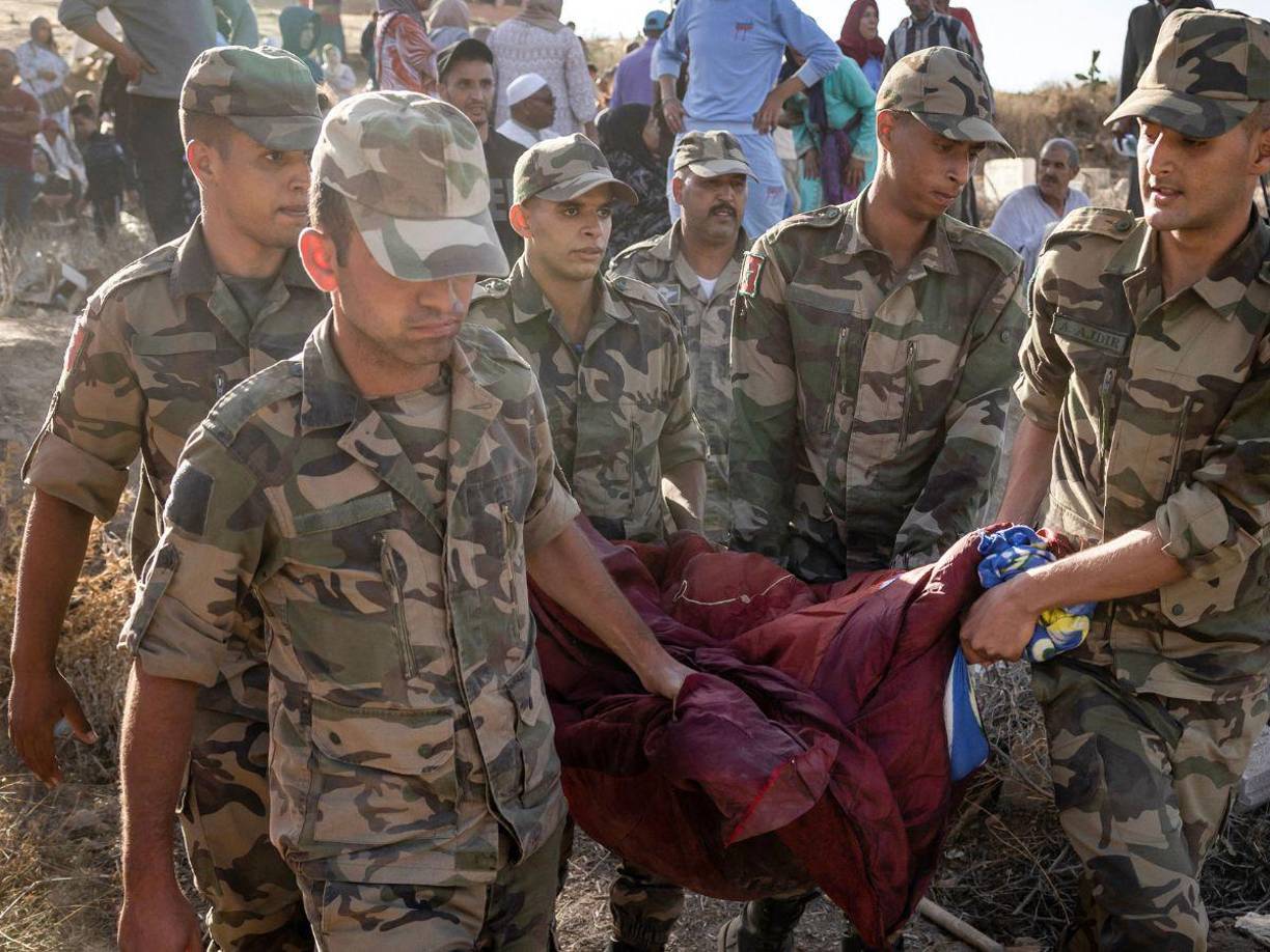 Centenares de cuerpos marroquíes ya han sido sacado debajo de los escombros tras el potente sismo que sacudio al país este viernes. Imágenes son impactantes.
