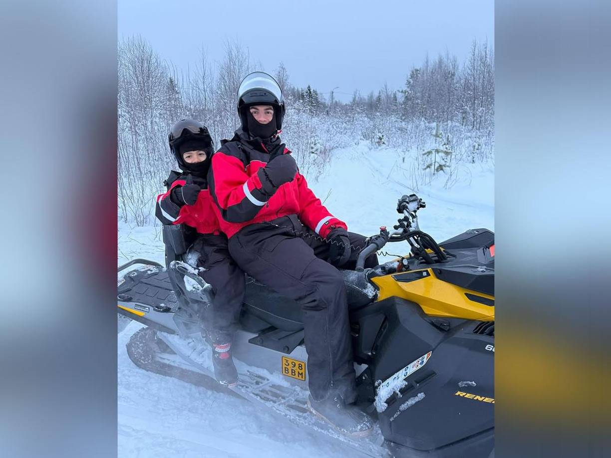 El portugués ha publicado ya varios post en los que se le puede ver pasándolo bien con la familia en paisajes repletos de nieve. En su paseo en moto de nieve junto con sus hijos se le ha visto muy abrigado con ropa térmica.