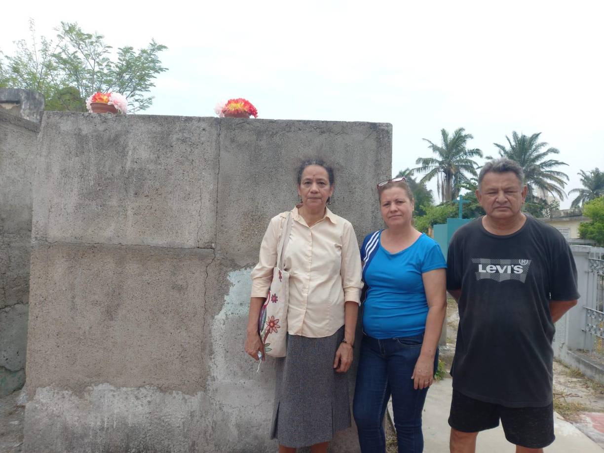 Sampedranos conmemoran el Día de la Madre visitando cementerios donde yacen los restos de sus seres queridos. 