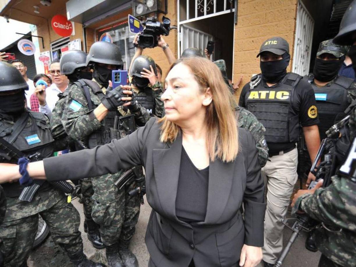 A Tábora se le acusa de incumplir con los deberes del funcionario y fraude en contra de la administración pública.