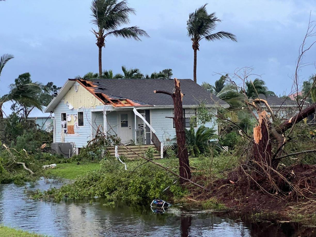 Milton, el quinto huracán en los EE. UU. este año, tocó tierra en Siesta Key, en la costa oeste de Florida, al sur de la ciudad de Tampa, a las 8,30 de la tarde hora local (00.30 GMT), con vientos de hasta 205 kilómetros por hora (120 millas), es decir con categoría 3 en la escala Saffir-Simpson (de 5). EFE