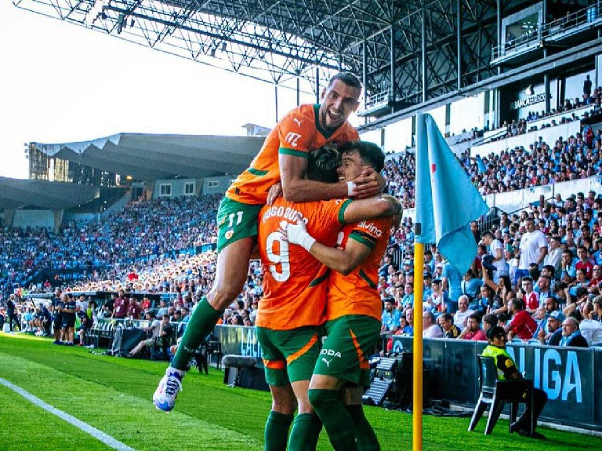 Diario Marca detalló que “un vecino escuchó ruidos extraños dentro de esa casa y vio “dos mujeres semidesnudas que caminaban desorientadas” por los alrededores de la vivienda”