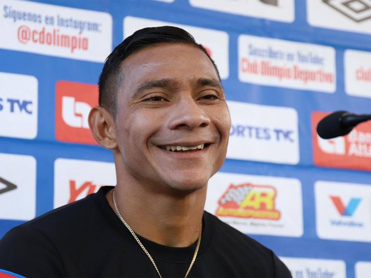 El lateral zurdo Carlos “Mango” Sánchez fue uno de los futbolistas seleccionados para hablar con los medios de comunicación.