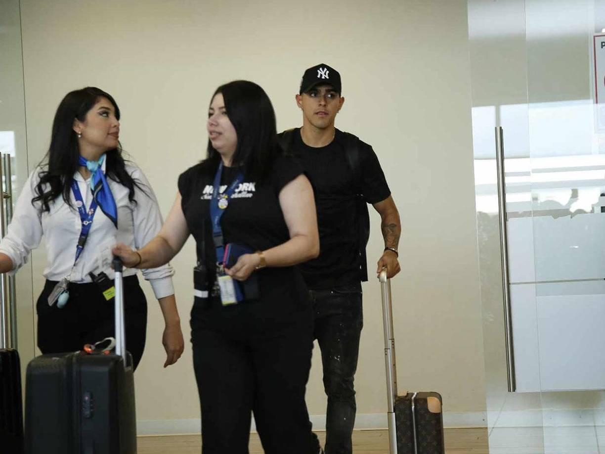Momento de la llegada de Luis Palma al Aeropuerto de Palmerola. 