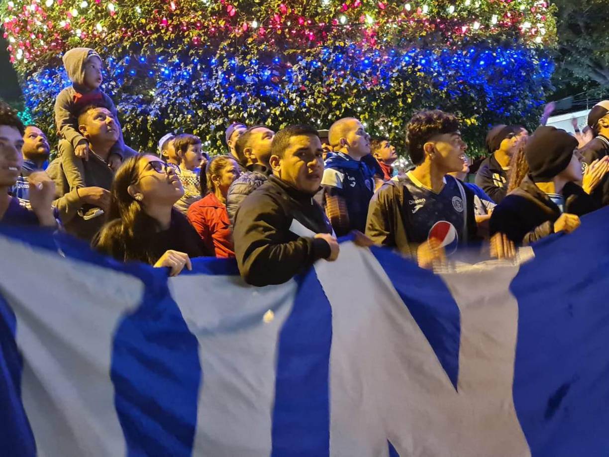Las selfies, las canciones, las palmadas, los bombos, los gorros, entre otros accesorios engalanaron el banderazo del 18 veces campeón de la Liga Nacional de Honduras.