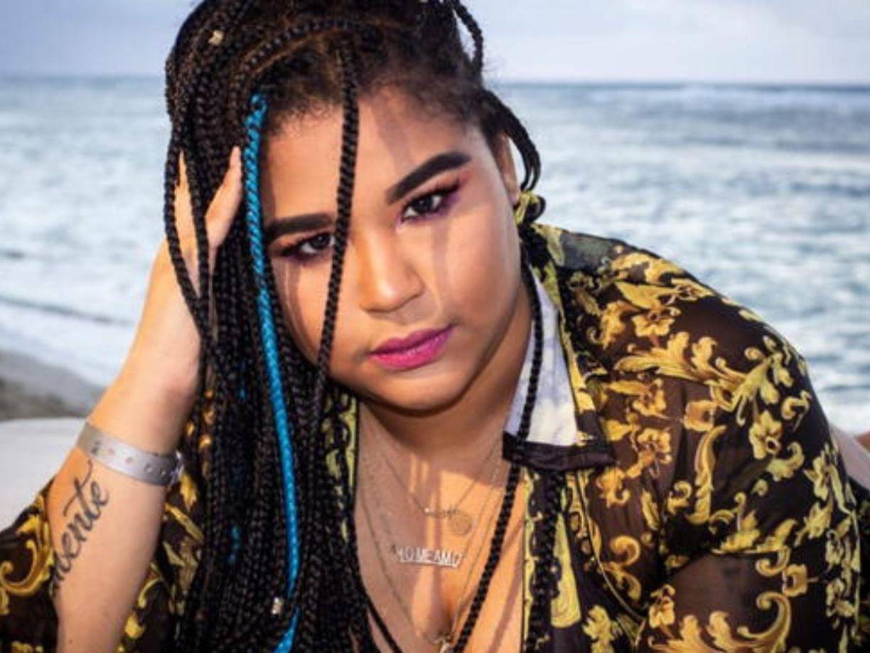 Su impacto no se limitó a las pantallas. En 2017, Killadamente incursionó en la música con temas como “Me amo y no me importa” y “Qué me hiciste hacer”, canciones que reforzaban su mensaje de empoderamiento y rompían estereotipos sobre el cuerpo y la autoestima.