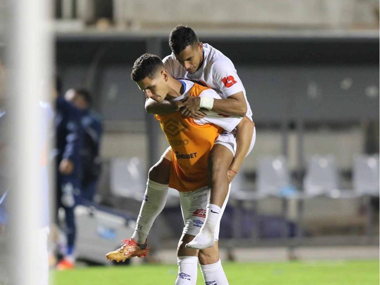 Se informó que sufrió su problema en el quinto metatarsiano del pie izquierdo. De momento se descarta una fractura del mediocampista, pero se pierde la gran final, estará de baja de 6 a 8 semanas.